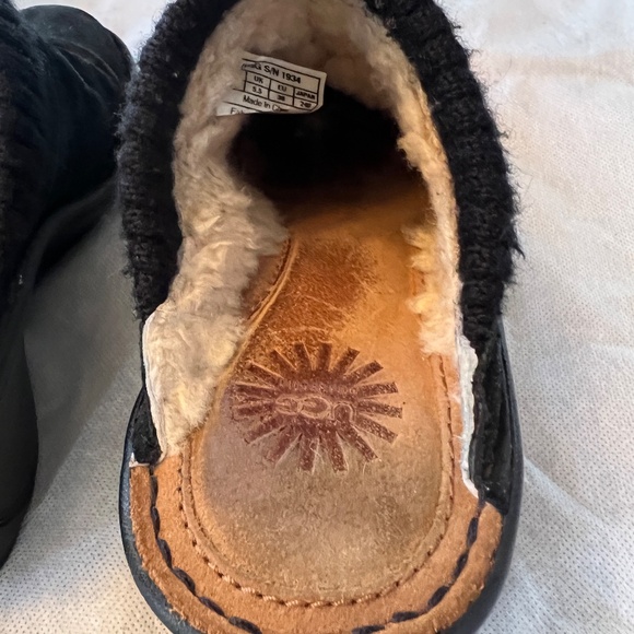 UGG Ladies Clogs shearling lined mules size 7 - Picture 7 of 9